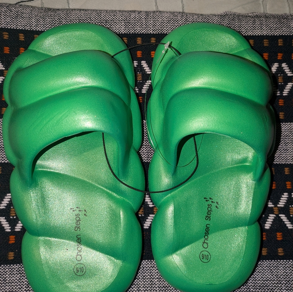 Green bubble slippers, cloud step brand, Sz. 9/10 NWT